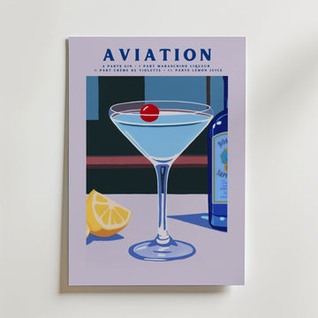 Bozetto Aviation Drink Poster föreställer ett martiniglas med en klar cocktail, körsbär, citronklyfta och en blå ginflaska. AVIATION och receptet är tryckt på premiumpapper och framträder på en FSC-certifierad ljuslila bakgrund.
