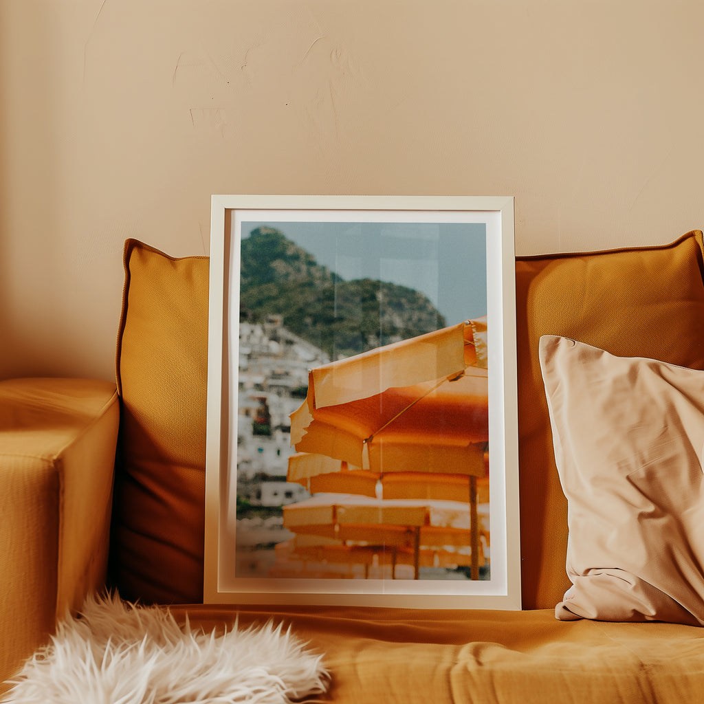 Mockup av Orange Beach Umbrellas affisch på vägg – köp enkelt hos Bozetto i hög kvalitet