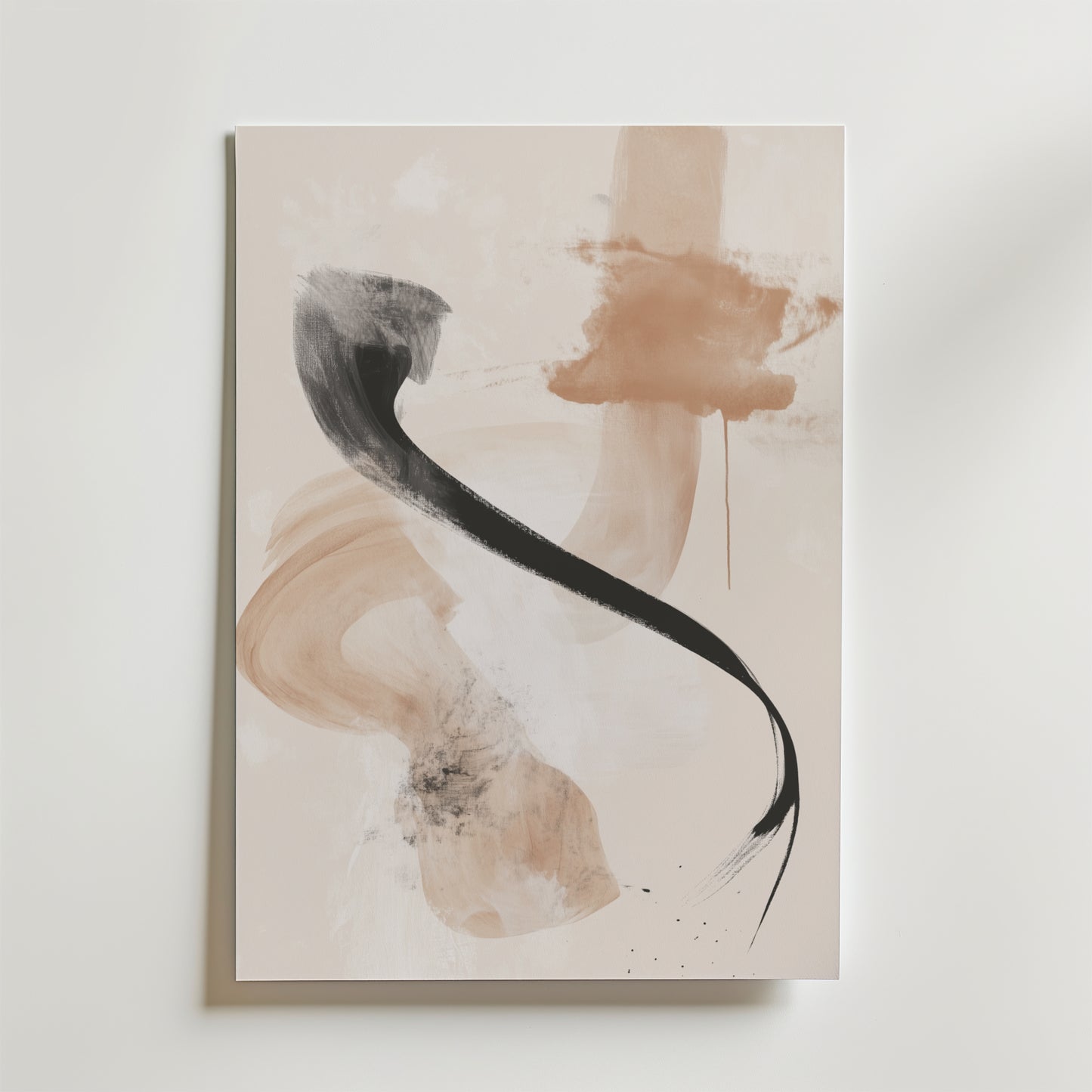 Bozetto Kinetic Brush Poster har minimalistisk abstrakt konst på premiumpapper, med mjuka beige och bruna penseldrag och en djärv svart kurva mot en skarp vit bakgrund.