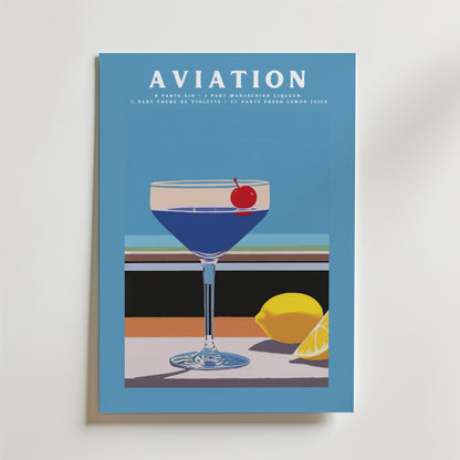 Bozetto Aviation No.2 Drink Poster visar ett blått coupeglas med körsbärsgarnering på en färgglad randig bakgrund med citronaccenter - perfekt inredning med cocktailtema för entusiaster.