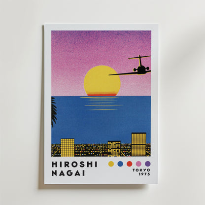 Bozetto Hiroshi Nagai Sunset Departure Poster visar en stiliserad solnedgång över havet, ett flygplan ovanför och stadsbyggnader nedanför. "Hiroshi Nagai, Tokyo 1973" står det skrivet med fyra färgade cirklar under.