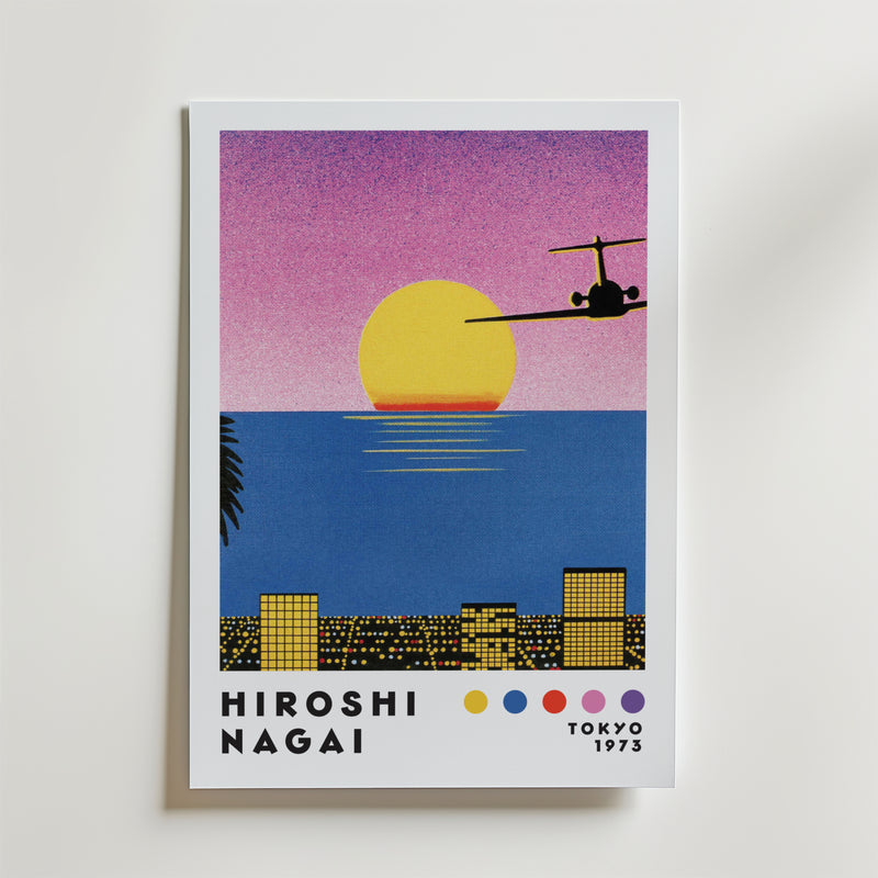Bozetto Hiroshi Nagai Sunset Departure Poster visar en stiliserad solnedgång över havet, ett flygplan ovanför och stadsbyggnader nedanför. "Hiroshi Nagai, Tokyo 1973" står det skrivet med fyra färgade cirklar under.