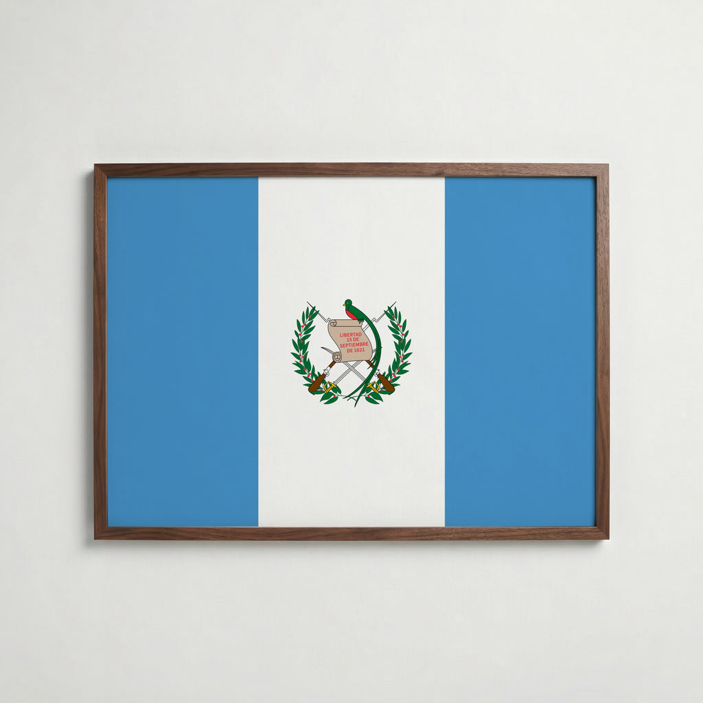Guatemala National Flag Poster i valnötsram – varm konstaffisch för hemmet från Bozetto