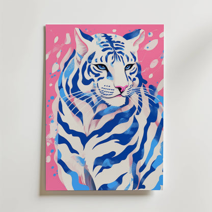 Bozetto Whisper of the Blue Tiger Poster föreställer en livlig blå- och vitrandig tiger på en rosa bakgrund med abstrakta stänk och prickar, som ger lekfull energi och modern konstnärlig balans.
