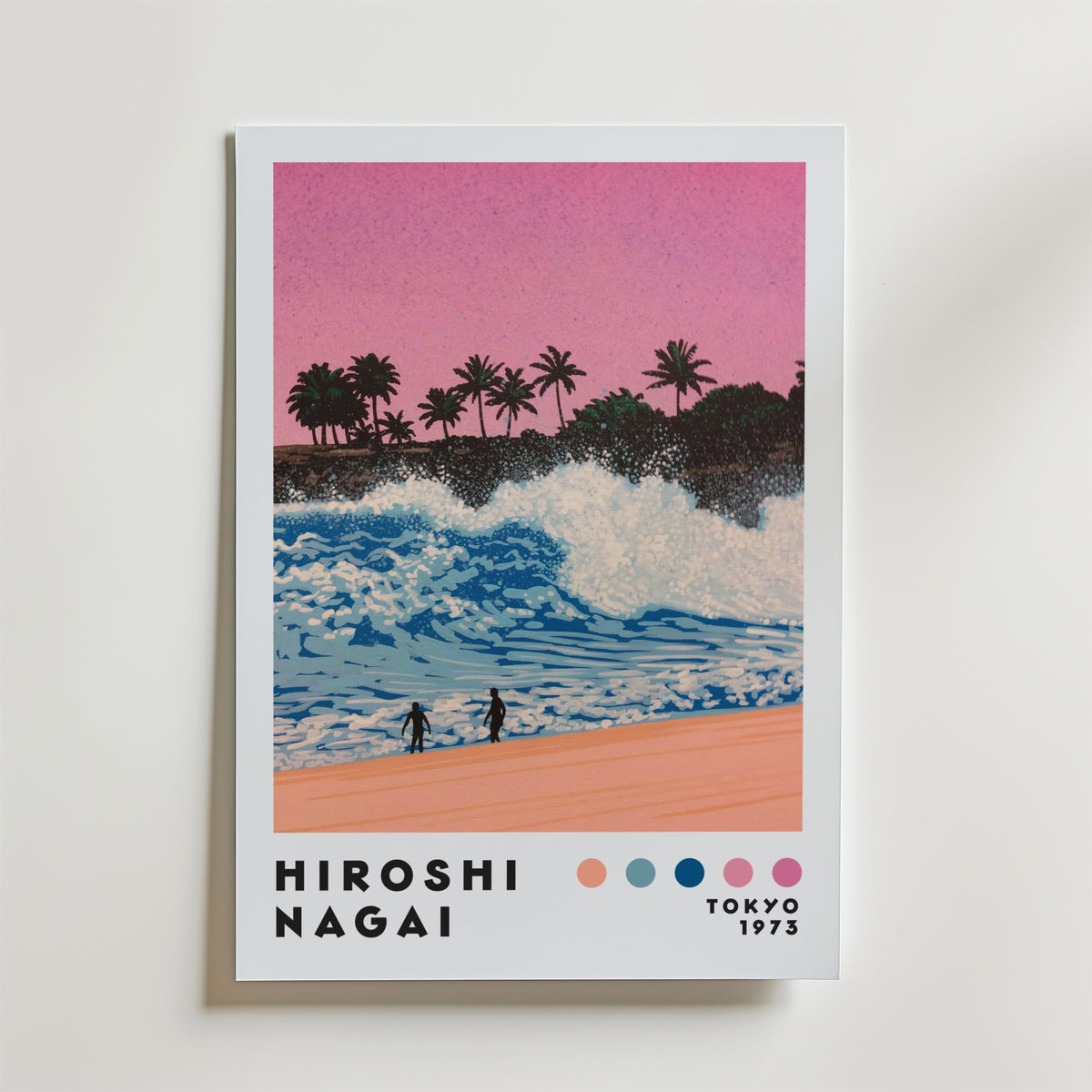 Mockup av Hiroshi Nagai Sunset Surf affisch på vägg – köp enkelt hos Bozetto i hög kvalitet