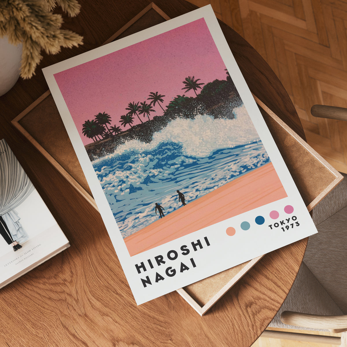 Väggmockup med Hiroshi Nagai Sunset Surf – köp enkelt hos Bozetto affisch i hög kvalitet