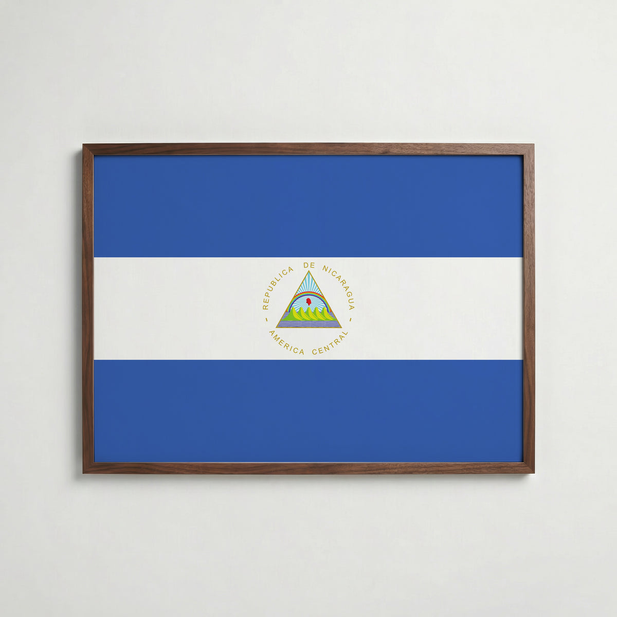 Nicaragua National Flag Poster i valnötsram – varm konstaffisch för hemmet från Bozetto