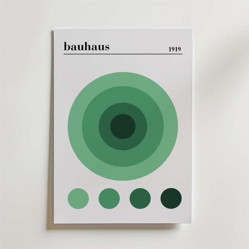 Bozetto Bauhaus Green Circles Poster är tryckt på FSC-certifierat premiumpapper med "bauhaus" och "1919" högst upp, gröna koncentriska cirklar i mitten och fem gröna cirklar längs ner på vit botten.