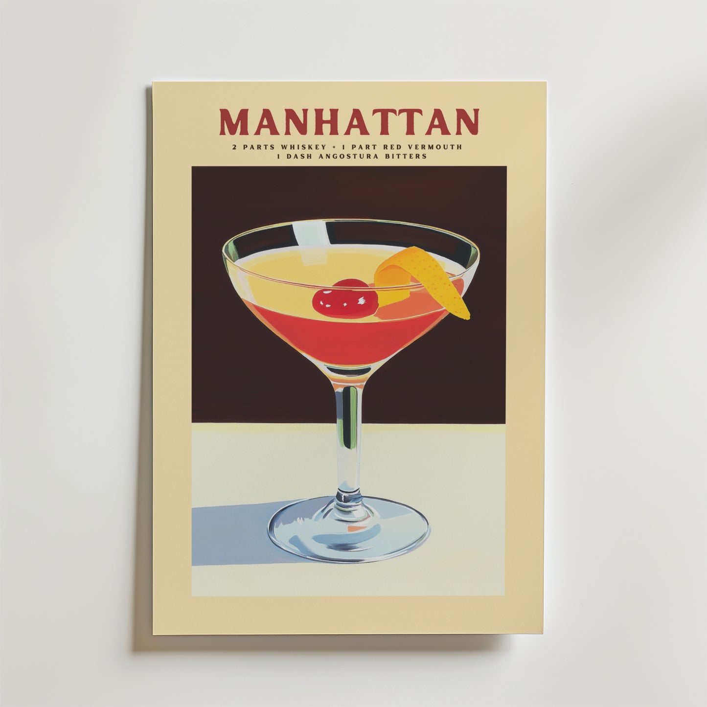 Bozetto Manhattan Drink Poster visar en klassisk cocktail i ett coupeglas med garnering av körsbär och apelsintwist. Med receptet är det en perfekt väggdekor för din bar eller ditt kök.