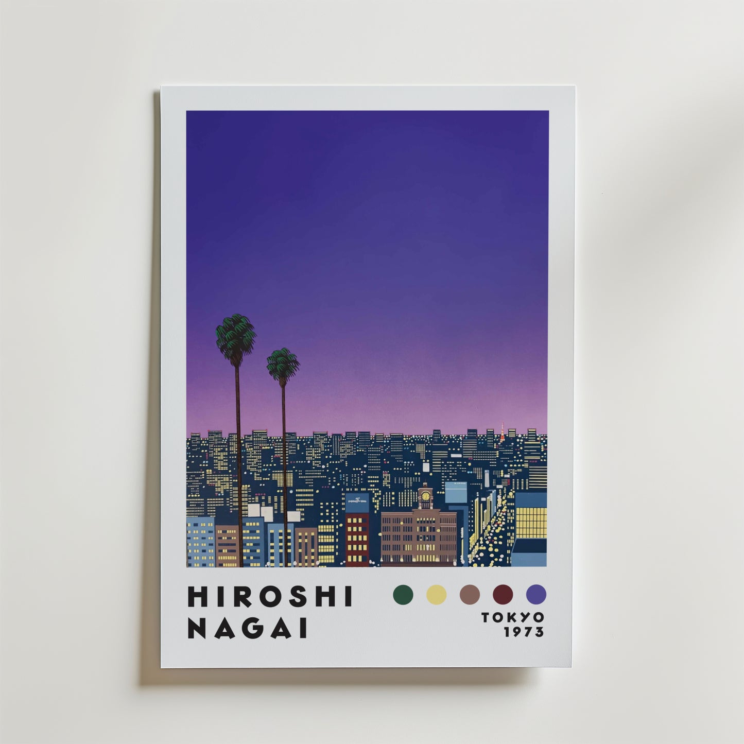 Hiroshi Nagai Bridge Drive Poster från Bozetto visar en stadsbild i skymningen med palmer, en retroblå bil och en gradientlila himmel. "HIROSHI NAGAI" och "TOKYO 1973" framkallar en tropisk stadskänsla, accentuerad med färgade prickar.