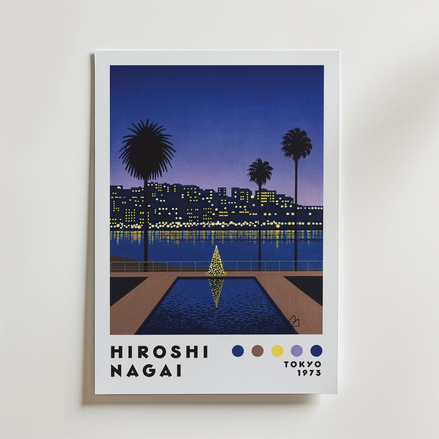 Bozetto Hiroshi Nagai Evening Reflections Poster visar ett tropisk estetiskt konstverk av en skymningsstadssiluett med palmer, en pool och ljus vid vattnet. Nedan: "Hiroshi Nagai, Tokyo 1973" och fem färgade cirklar.