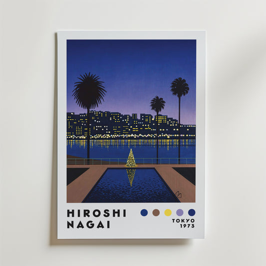 Bozetto Hiroshi Nagai Evening Reflections Poster visar ett tropisk estetiskt konstverk av en skymningsstadssiluett med palmer, en pool och ljus vid vattnet. Nedan: "Hiroshi Nagai, Tokyo 1973" och fem färgade cirklar.