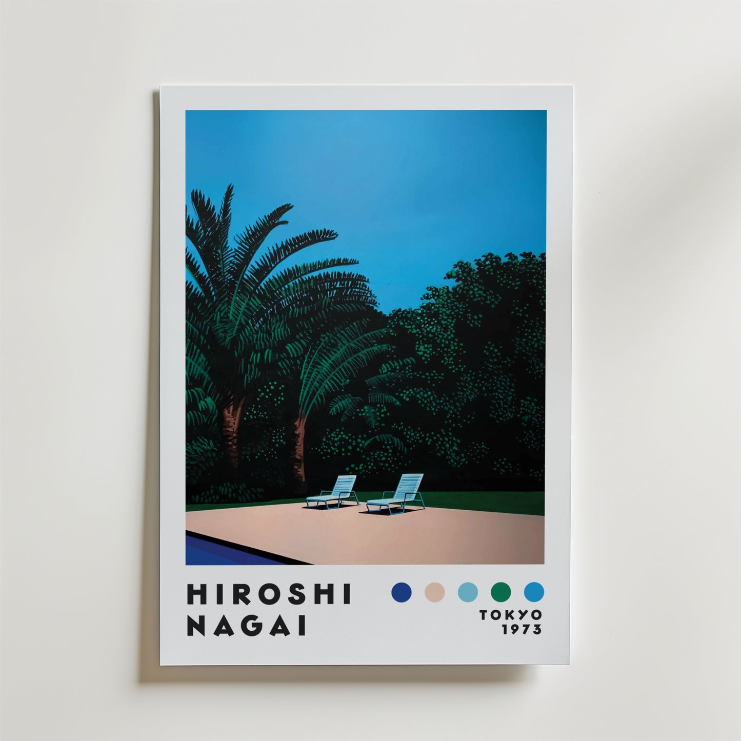 Bozetto Hiroshi Nagai Poolside Silence Poster föreställer två tomma solstolar vid en pool bland frodig grönska och palmer i skymningen, med texten "Hiroshi Nagai, Tokyo 1973" och en rad färgade prickar längst ner.