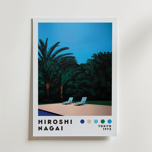 Bozetto Hiroshi Nagai Poolside Silence Poster föreställer två tomma solstolar vid en pool bland frodig grönska och palmer i skymningen, med texten "Hiroshi Nagai, Tokyo 1973" och en rad färgade prickar längst ner.