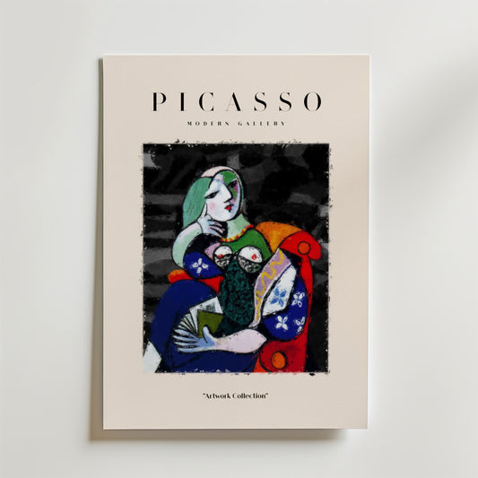 En livfull affisch av Bozetto med titeln "Picasso Seated Lady with Book" visar Picassos kubistiska konst av en sittande kvinna, med "PICASSO Modern Gallery" ovanför och "Artwork Collection" under, allt mot en ljus bakgrund.