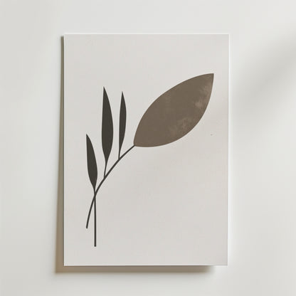 Bozetto's Modern Nature Form Poster visar en stiliserad växt med fyra smala svarta blad och ett stort brunt blad på premiumpapper med en lyxig matt finish, mot en ljus bakgrund.