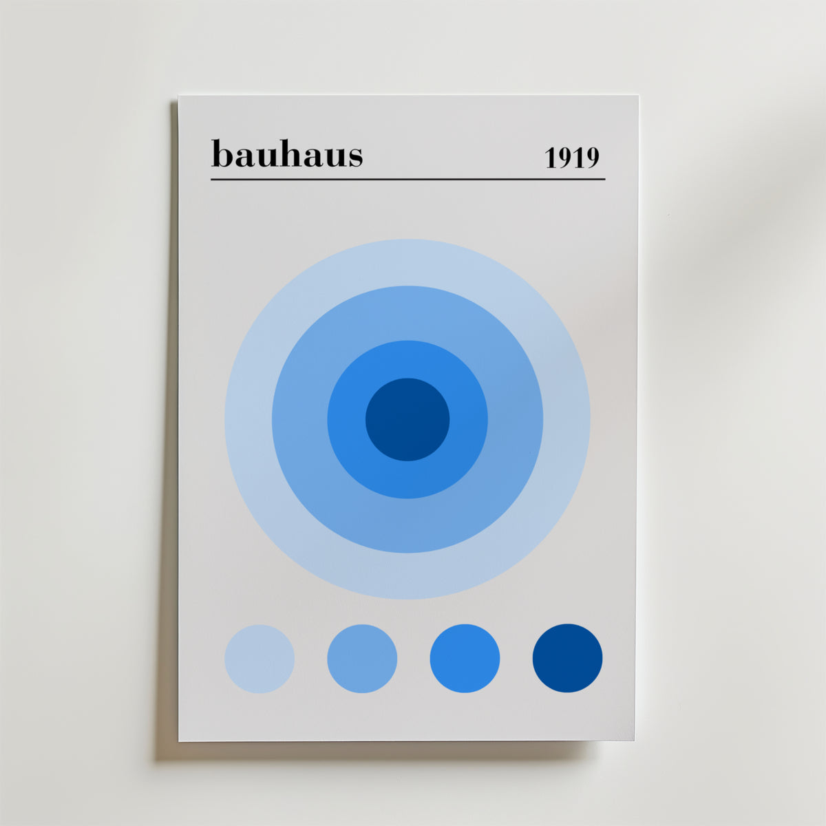Bauhaus Blue Circles – stilfullt konsttryck från Bozetto, tryckt på matt finpapper