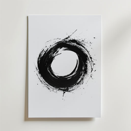 Bozetto Zen Circle Poster visar en djärv svart cirkel med penseldrag och stänk på en vit bakgrund, tryckt på premiumpapper med matt yta, vilket skapar ett lugnt och abstrakt utseende.