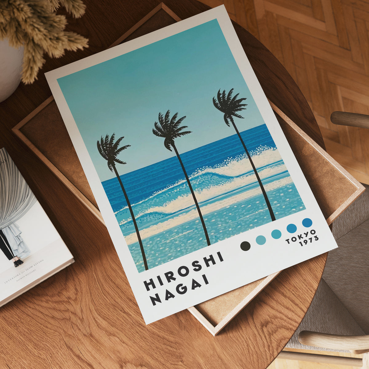 Väggmockup med Hiroshi Nagai Palm Breeze – köp enkelt hos Bozetto affisch i hög kvalitet
