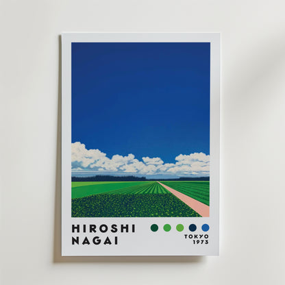 Hiroshi Nagai Countryside Path Poster från Bozetto föreställer gröna fält under en blå himmel med moln. Nedanför bilden: "Hiroshi Nagai", fyra färgade prickar och texten "Tokyo 1973".