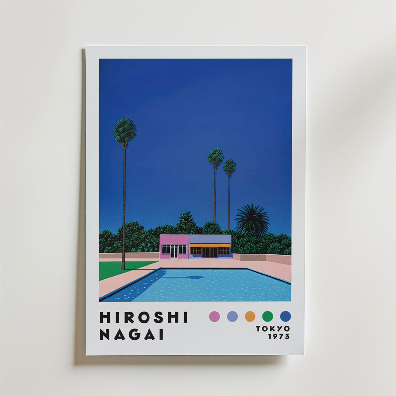 Hiroshi Nagai Poolside House Poster från Bozetto föreställer ett rosa hem vid en pool, höga palmer och frodig grönska under en djupblå himmel. Fet "Hiroshi Nagai, Tokyo 1973" text och färgprover visas under retroscenen.