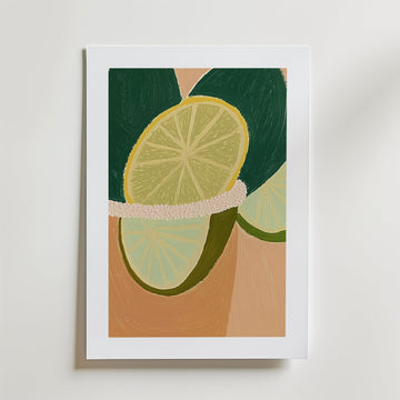Bozetto Citrus Dream Poster visar två limeskivor med gröna skal på en beige bakgrund, presenterad i en vit matt ram och tryckt på premiumpapper med en lyxig matt finish.
