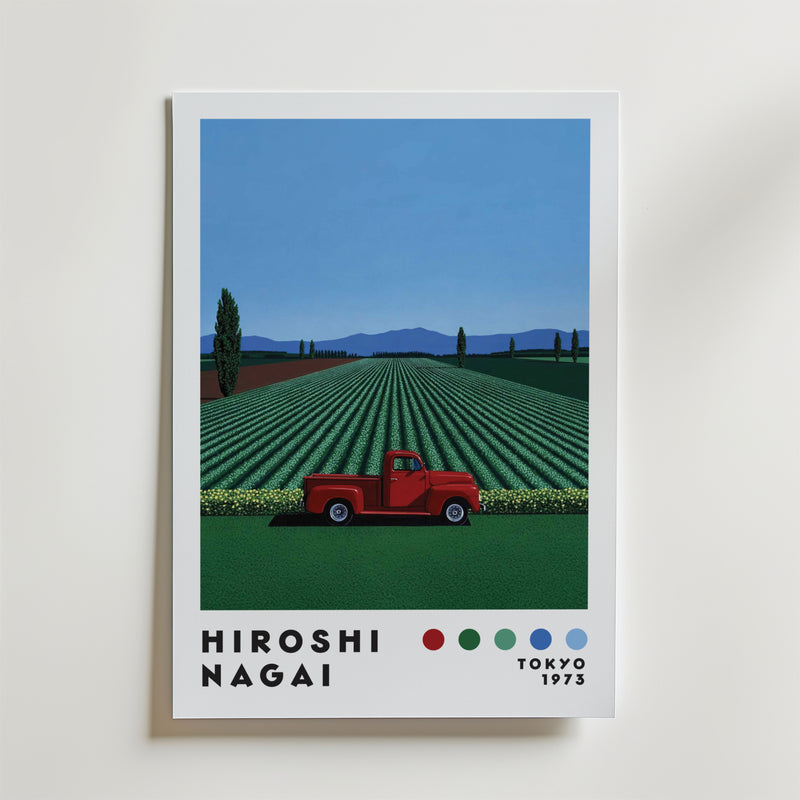 Bozetto Hiroshi Nagai Red Pickup Field Poster föreställer en röd pickup framför ett grönrandigt fält med träd, berg, färgade prickar och "Tokyo 1973" under en blå himmel.