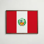 Peru National Flag Poster i valnötsram – varm konstaffisch för hemmet från Bozetto