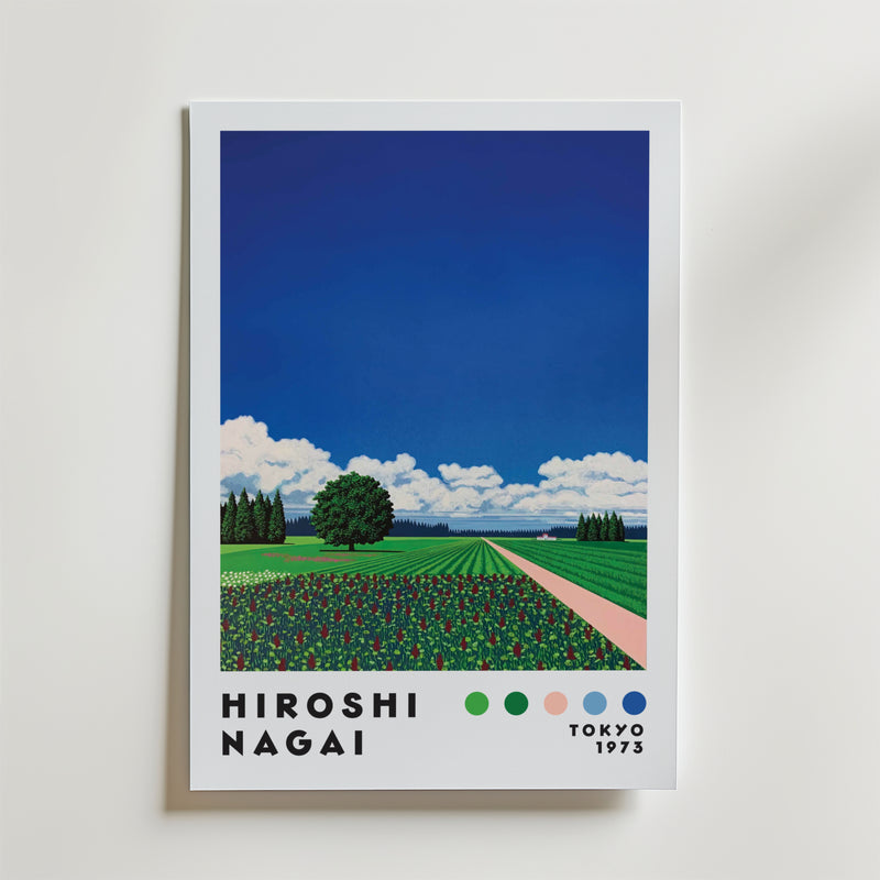 Bozetto Hiroshi Nagai Floral Horizon Poster visar ett levande landskap med en blå himmel, fält och ett träd. Under bilden på en vit bakgrund finns orden: Hiroshi Nagai, color dots, tulpaner och Tokyo 1973.