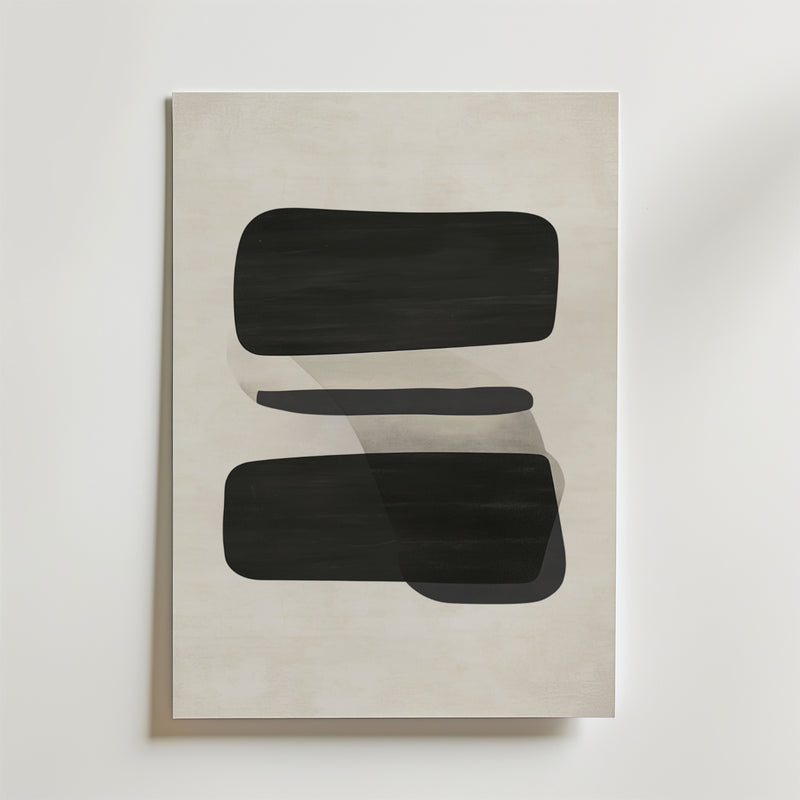 Postern Abstract Layers från Bozetto har två svarta rektanglar och en tunn linje över en ljusbeige bakgrund, accentuerad av en transparent grå form - tryckt på premiumpapper för en elegant minimalistisk look.