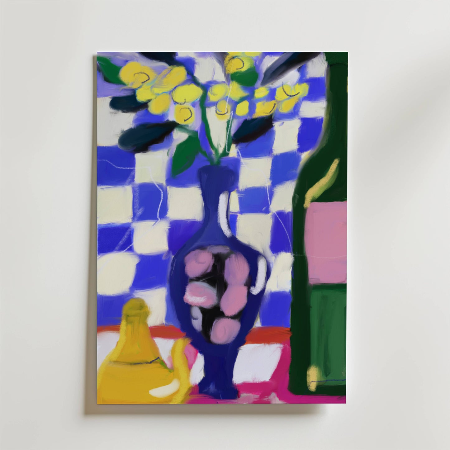 Quiet Balance Poster från Bozetto har en djärv, abstrakt design av en vas med gula blommor, en flaska och en banan på ett bord mot en blå- och vitrutig bakgrund, inspirerad av skandinavisk enkelhet.