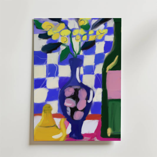 Quiet Balance Poster från Bozetto har en djärv, abstrakt design av en vas med gula blommor, en flaska och en banan på ett bord mot en blå- och vitrutig bakgrund, inspirerad av skandinavisk enkelhet.