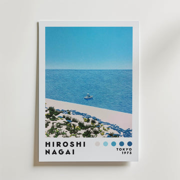 Bozetto Hiroshi Nagai Solitude by the Sea Poster föreställer ett minimalistiskt blått hav, en liten båt vid en sandstrand med gröna växter, ett avlägset båthus och text: Hiroshi Nagai, color swatches, sommarminnen, Tokyo 1973.