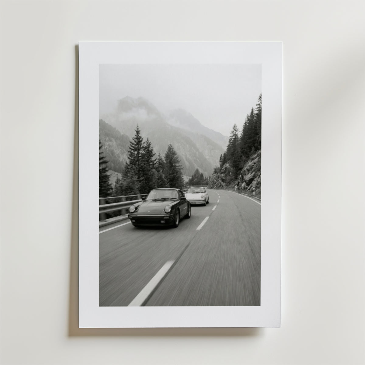 Alpine Drive Society – stilfullt konsttryck från Bozetto, tryckt på matt finpapper