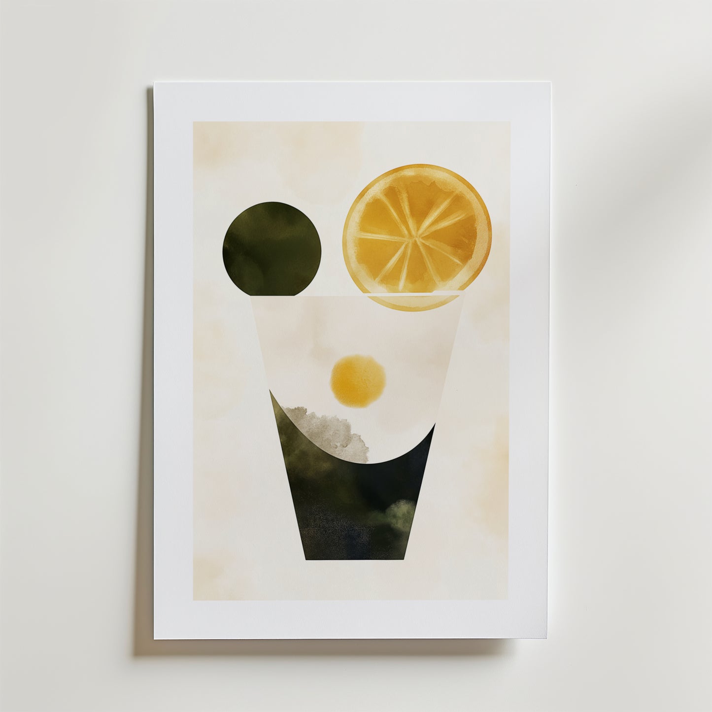 Bitters & Brights Poster by Bozetto föreställer ett geometriskt glas, en abstrakt citronskiva och en oliv på premiumpapper med en ljus, neutral bakgrund. FSC-certifierad för ett hållbart val.