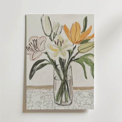 Bozetto "Purple Lavender Fields Poster" föreställer en glasvas med tre stora krämfärgade, rosa och orange blommor med gröna blad på en mönstrad yta mot en matt vit bakgrund, tryckt på premiumpapper.