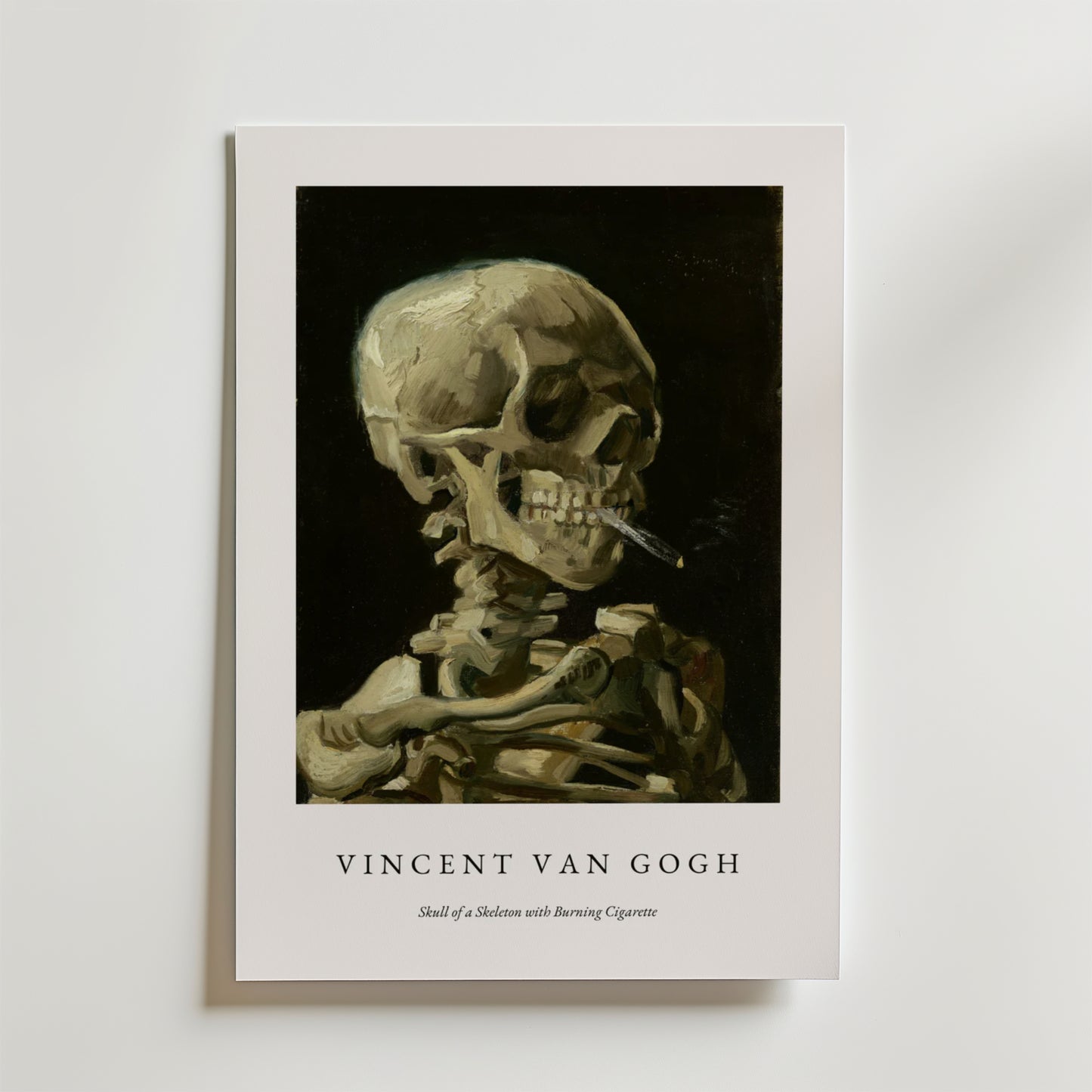 Bozetto Van Gogh Skeleton With Burning Cigarette Poster har ett slående skelett med en tänd cigarett mot en mörk bakgrund, vilket gör ett djärvt uttalande för alla utrymmen.