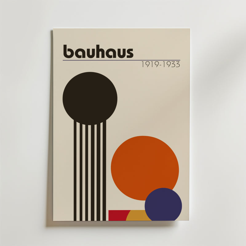 Bozetto Bauhaus Geometric Art Poster har en fet "bauhaus" text (1919-1933) och geometriska former - en svart cirkel med linjer, orange och blå cirklar, en gul rektangel - tryckt på ett matt vitt premiumpapper.