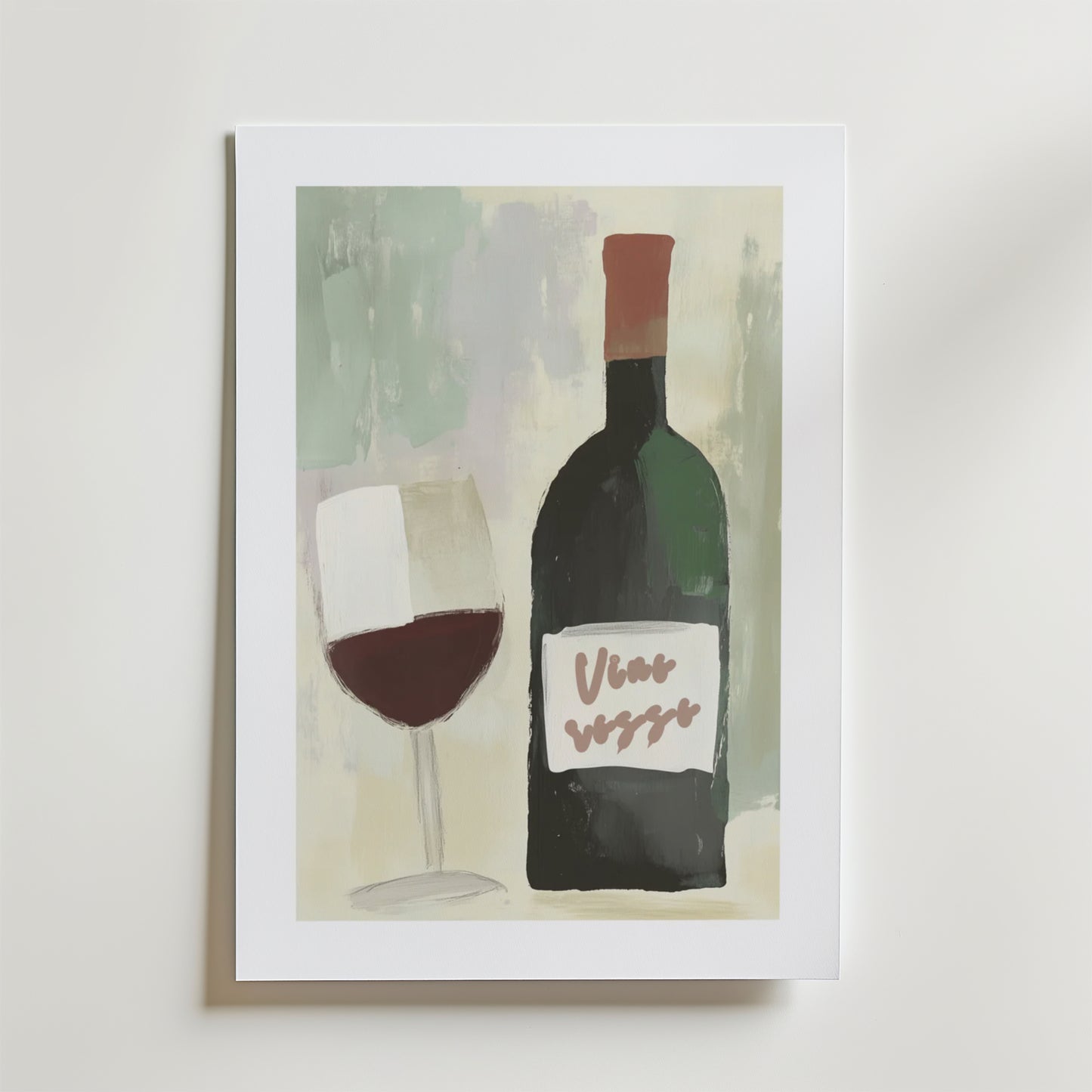 Bozetto Vino Rosso Poster har en minimalistisk design av en vinflaska och ett glas i pastellfärger med en vit etikett, som visas i en vit ram. Tryckt på premiumpapper för en lyxig matt finish som förhöjer dess elegans.
