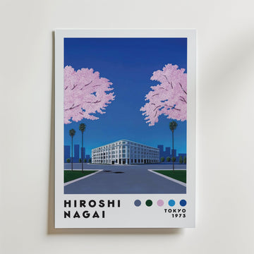 På Bozetto "Hiroshi Nagai Cherry Blossom Avenue Poster" syns en vit byggnad med palmer och två stora rosa körsbärsblomsträd mot en djupblå himmel. Texten nedan visar "Hiroshi Nagai", "Tokyo 1973" och färgade cirklar.