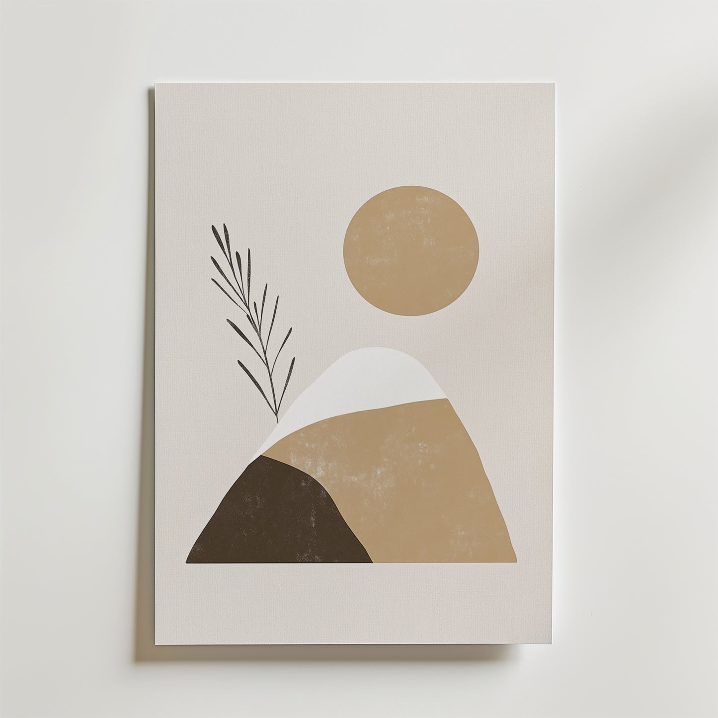 Organic View Poster från Bozetto har abstrakta bergsformer, en beige sol och en svart växtstjälk på en ljus bakgrund. Postern är tryckt på FSC-certifierat premiumpapper och utstrålar naturlig elegans i lugnande neutrala toner.