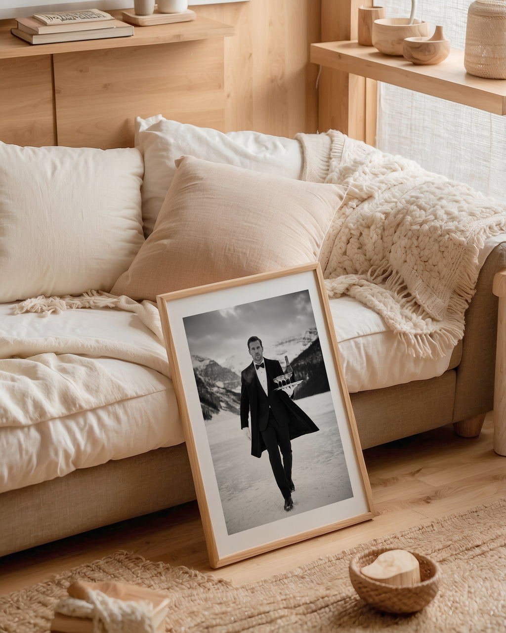 Mockup av Alpine Service Elegance affisch på vägg – köp enkelt hos Bozetto i hög kvalitet