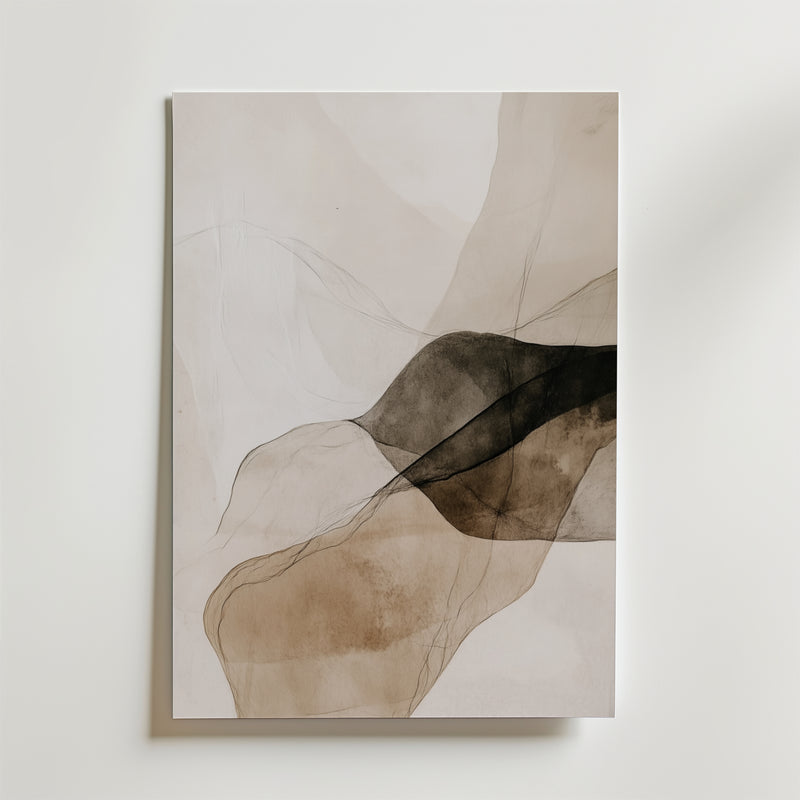 Dust Veil Poster från Bozetto har minimalistisk abstrakt konst med överlappande genomskinliga former i beige, brunt och svart på vitt. Tryckt på premiumpapper med matt yta, tunna flytande linjer skapar en mjuk rörelse.