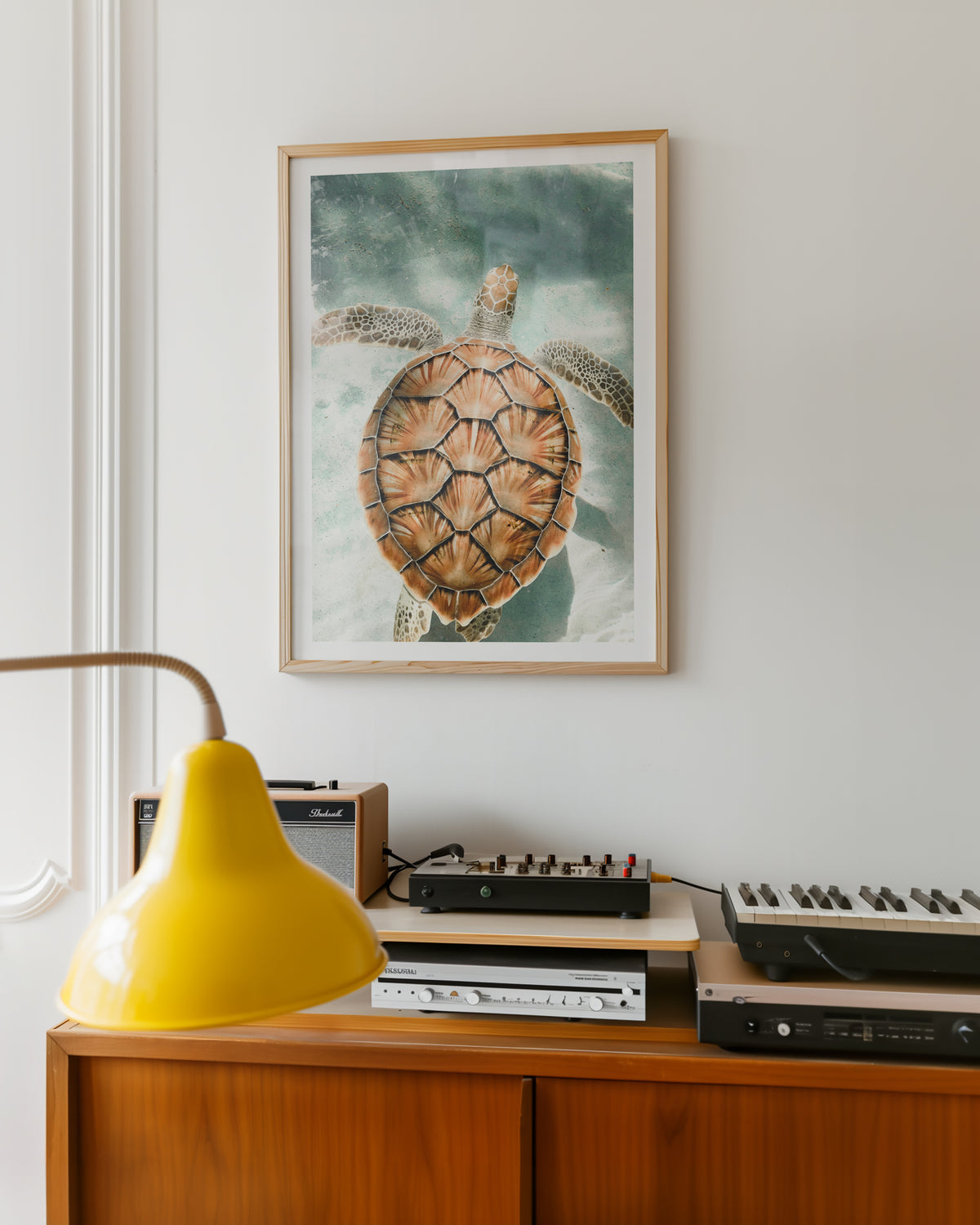Mockup av Ocean Turtle Escape affisch på vägg – köp enkelt hos Bozetto i hög kvalitet