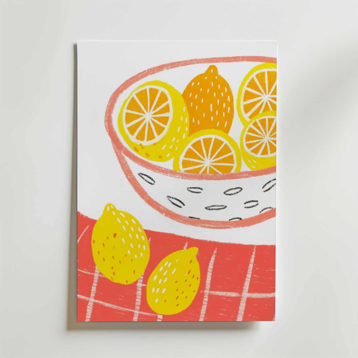 Bozetto's Lemon Picnic Poster visar livfulla citroner i och runt en vit skål med svarta prickar, på en rödrutig yta. Hela och skivade citroner adderar ljusstyrka - perfekt premiumpapper för livlig inredning.