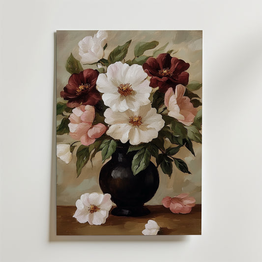 Oljemålningen Bozetto Floral No.2 Poster föreställer en svart vas med vita, rosa och mörkröda blommor och gröna blad. Blombladen sprider sig på träet nedanför, mot en mjuk bakgrund för en harmonisk atmosfär.