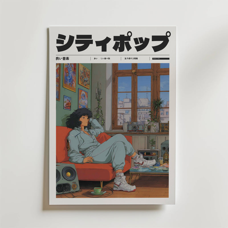 Ett tidningsomslag visar en kvinna med lockigt hår som kopplar av i en orange soffa i ett mysigt, växtfyllt rum. Bozettos Vinyl Light Poster lägger till japansk popkonststil tillsammans med vinylskivor, med vardagens poesi och musik vid fönstret.