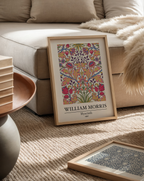 Mockup av William Morris Hyacinth affisch på vägg – köp enkelt hos Bozetto i hög kvalitet