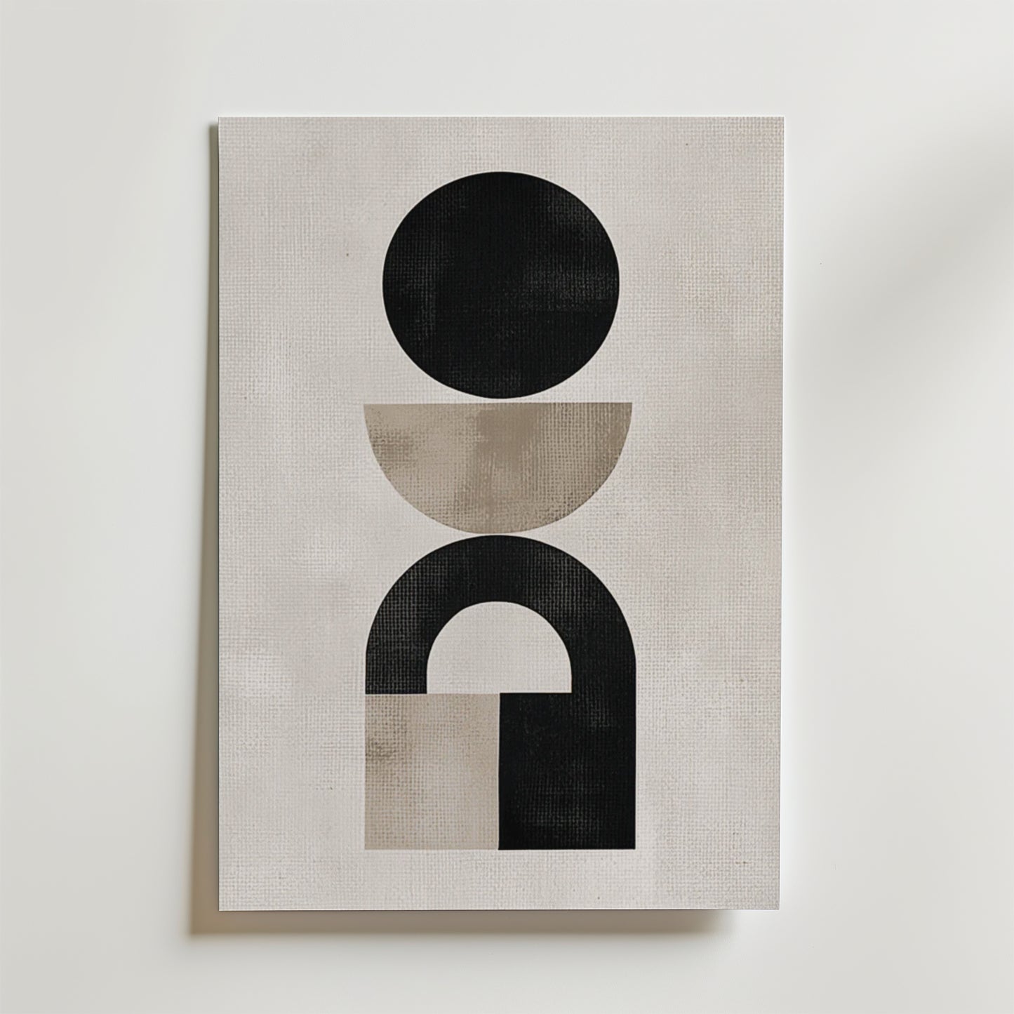 Skapa en modern känsla i ditt rum med affischen Abstract Geometric Harmony Poster från Bozetto med en svart cirkel, grå halvcirkel och välvda former på texturerat benvitt papper - en minimalistisk, elegant och högkvalitativ inredning.