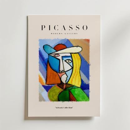 Bozetto Picasso Abstract Femme Poster föreställer ett kvinnoporträtt i kubistisk stil med starka färger och geometriska former som påminner om Picassos konst. Texten "PICASSO Modern Gallery" visas ovanför "Artwork Collection" under bilden.